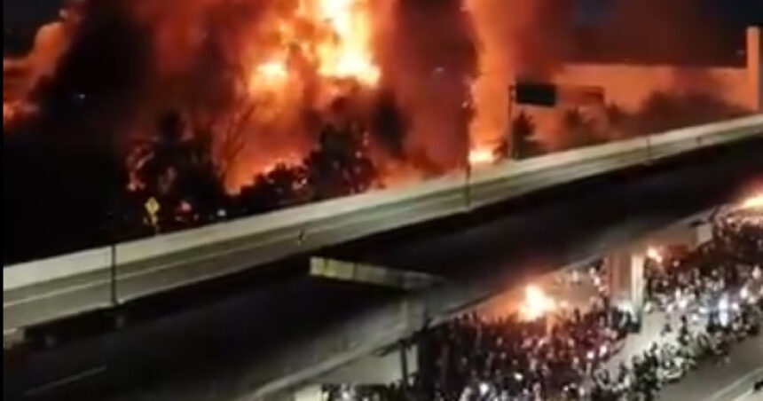 Tragedie în Makassar: Trei vieți curmate de flăcări în timpul unei proteste 1 video trei persoane au murit intr un incendiu in timpul unei manifestatii in orasul makassar din indonezia 68b292367539e