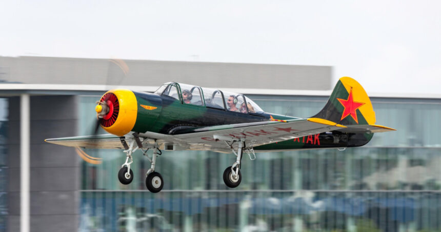 Un avion IAK-52 cu elice a distrus 120 de drone rusești: „Se desfășoară o bătălie reminiscentă a Primului Război Mondial, ca și cum ai trage de pe un cal!” 1 video un avion cu elice iak 52 a doborat 120 de drone rusesti se lupta ca in primul razboi mondial e ca si cand ai trage de pe cal 68ad7d7ac072b