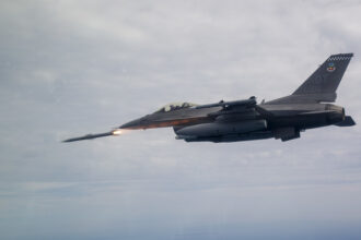 video un avion de tip f 16 se prabuseste in centrul poloniei la o repetitie pilotul a decedat dupa ce a incercat sa redreseze avionul pana in ultimul moment 68b0b97d8c5fe