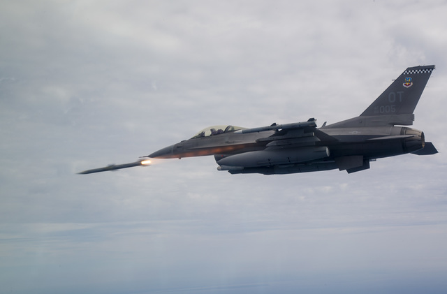 Tragedie în Polonia: Un F-16 se prăbușește în timpul repetițiilor, iar pilotul își pierde viața în încercarea de a salva aparatul de zbor. 1 video un avion de tip f 16 se prabuseste in centrul poloniei la o repetitie pilotul a decedat dupa ce a incercat sa redreseze avionul pana in ultimul moment 68b0b97d8c5fe