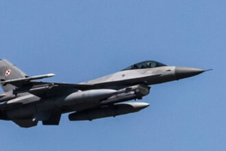 video un avion de vanatoare f 16 al poloniei s a prabusit in timpul pregatirilor pentru un spectacol aerian pilotul a murit 68b0b421abe8c