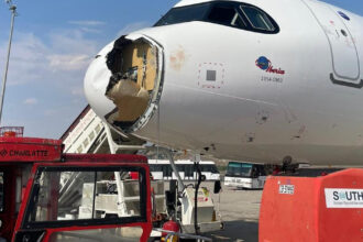video un avion iberia spre paris s a intors de urgenta la madrid dupa ce a lovit un vultur in zbor 6891e69175760