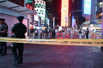 video un baiat de 17 ani a deschis focul in time square din new york trei persoane au fost ranite 68972c8dd6b8d