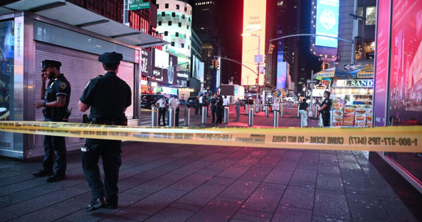 Atac armat în Times Square: Un adolescent de 17 ani deschide focul, provocând rănirea a trei persoane 1 video un baiat de 17 ani a deschis focul in time square din new york trei persoane au fost ranite 68972c8dd6b8d