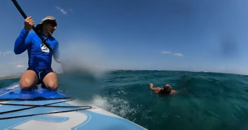Un român și cei doi copii ai săi au fost salvați de la înec în Grecia de un îndrăzneț surfer pe placă. 1 video un roman si cei doi copii ai sai au fost salvati de la inec in grecia de un practicant de stand up paddle 68a78436ccc9d
