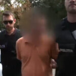 Un șofer de ridesharing a provocat un accident cu două autoturisme, încercând să seducă o pasageră. Acesta a fost prins și reținut. 3 video un sofer de ridesharing a provocat un accident cu alte doua masini in timp ce ii facea avansuri clientei sale barbatul a fost retinut 68a9a8e556492