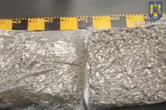 video un tanar din arad a fost prins in flagrant in timp ce ridica 13 kilograme de droguri sosite prin curier din spania 68935f57b90fc