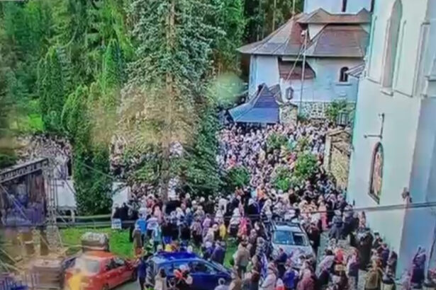 video zeci de pelerini au avut nevoie de ingrijiri medicale ei au participat la slujba de canonizare a sfintilor paisie si cleopa 6894b3f43b81e