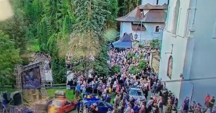 Zeci de credincioși au necesitat asistență medicală în timpul slujbei de canonizare a Sfinților Paisie și Cleopa. 1 video zeci de pelerini au avut nevoie de ingrijiri medicale ei au participat la slujba de canonizare a sfintilor paisie si cleopa 6894b3f43b81e