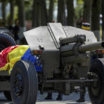 Tradiția onorării: De ce liderii naționali pleacă în eternitate pe un afet de tun? Descoperă originile acestei ceremonii solemne! 3 videofoto de ce sefii de stat inmormantati cu onoruri militare sunt transportati pe un afet de tun cine a instituit aceasta traditie 6894943f1e67c