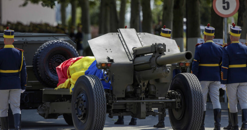 Tradiția onorării: De ce liderii naționali pleacă în eternitate pe un afet de tun? Descoperă originile acestei ceremonii solemne! 1 videofoto de ce sefii de stat inmormantati cu onoruri militare sunt transportati pe un afet de tun cine a instituit aceasta traditie 6894943f1e67c