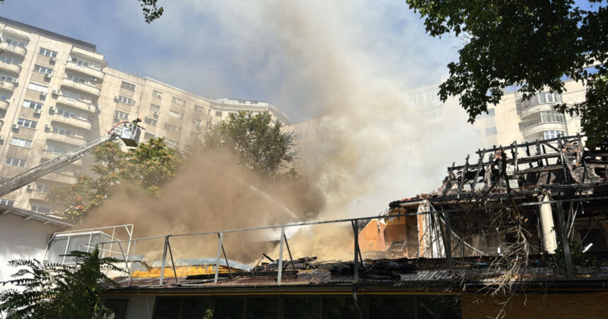 Foc devastator în inima Bucureștiului, la fostul restaurant Mărul de Aur – Alertă RO-Alert activată! 1 videofoto incendiu in zona centrala din bucuresti la fostul restaurant marul de aur a fost emis mesaj ro alert 68b03d1e277d2