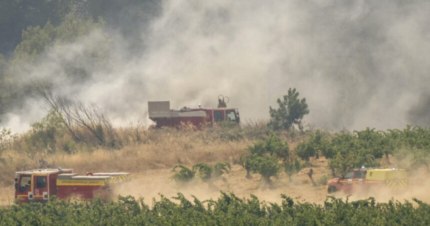 Flăcările devastatoare din sudul Franței au consumat 16.000 de hectare: un mort și 13 răniți, inclusiv un pompier și un civil în stare critică. 1 videofoto incendiul din sudul frantei a mistuit 16 000 de hectare un mort si 13 raniti intre care un pompier si o persoana sunt in stare grava 6894f340c95c3