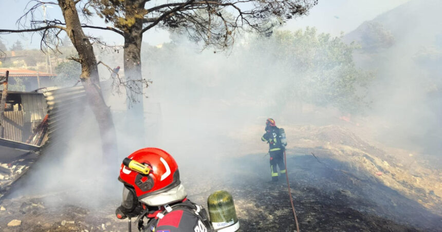 Pompierii români, în misiune eroică în Grecia pentru combaterea incendiilor de vegetație. O provocare pe cât de grea, pe atât de nobilă! 1 videofoto pompierii romani trimisi in grecia la stingerea incendiilor de vegetatie salvatorii au o misiune dificila 689648161f943