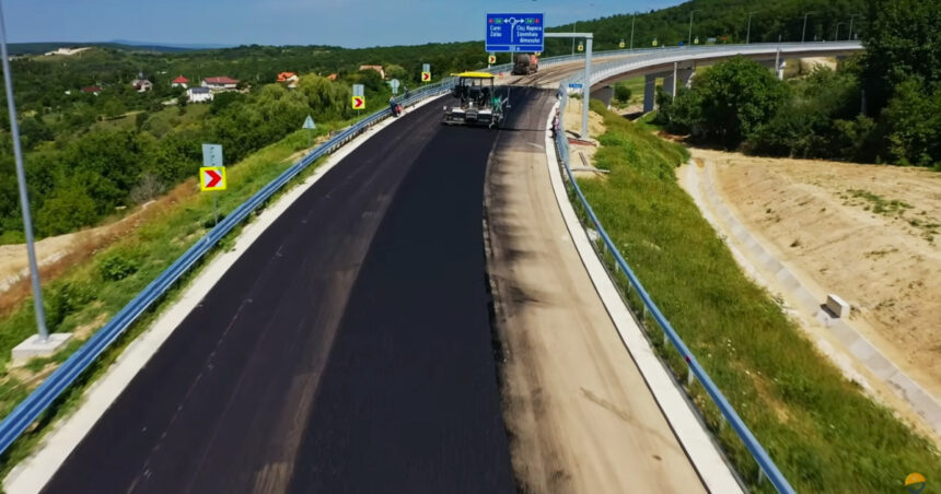 Pro Infrastructură: Centura Zalău – O reimaginare a povestirii „Tăntălăul și Gogomanul”. Chinezii pretind că muncesc, iar statul român se face că investește. 1 videofoto pro infrastructura centura zalau remake tantalaul si gogomanul chinezii se fac ca lucreaza statul roman ca plateste 6899ad7ade760