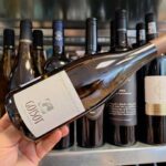 Descoperă vinul perfect al zilei: un Chardonnay elegant cu note de fructe albe, flori de acacia și subtilități minerale. O explozie de prospețime, cu nuanțe de piersică albă, migdală delicată și un final ușor sărat. Ideal pentru a acompania pește, fructe de mare, risotto sau brânzeturi delicate. 3 vinul zilei un chardonnay rafinat cu arome de fructe albe flori de acacia si accente minerale gust proaspat cu piersica alba migdala fina si un ton discret sarat ideal alaturi de peste fructe d 68a80b7e759ab