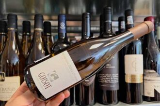 vinul zilei un chardonnay rafinat cu arome de fructe albe flori de acacia si accente minerale gust proaspat cu piersica alba migdala fina si un ton discret sarat ideal alaturi de peste fructe d 68a80b7e759ab