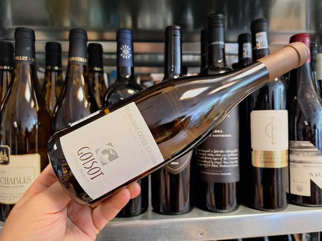 Descoperă vinul perfect al zilei: un Chardonnay elegant cu note de fructe albe, flori de acacia și subtilități minerale. O explozie de prospețime, cu nuanțe de piersică albă, migdală delicată și un final ușor sărat. Ideal pentru a acompania pește, fructe de mare, risotto sau brânzeturi delicate. 1 vinul zilei un chardonnay rafinat cu arome de fructe albe flori de acacia si accente minerale gust proaspat cu piersica alba migdala fina si un ton discret sarat ideal alaturi de peste fructe d 68a80b7e759ab