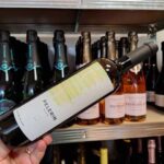Deliciul Vinicol al Zilei: Un Cupaj Alb Oltenesc din Sauvignon Blanc și Pinot Gris, Cu Aromă de Flori Albe, Piersici și Citrice. Un Vin Elegant pentru Pește, Fructe de Mare, Salate Exotice sau Brânzeturi Proaspete. 3 vinul zilei un cupaj alb oltenesc obtinut din sauvignon blanc si pinot gris cu note de flori albe piersici coapte si citrice un vin complex elegant de asociat cu peste fructe de mare salate e 688dad6816207