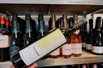 vinul zilei un cupaj alb oltenesc obtinut din sauvignon blanc si pinot gris cu note de flori albe piersici coapte si citrice un vin complex elegant de asociat cu peste fructe de mare salate e 688dad6816207
