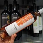 Răsfățul zilei: un Pinot Gris dintr-o serie super exclusivistă. Aromele sale evocă o grădină plină de parfumuri și o livadă luxuriantă de toamnă. Perfect alături de tartar de somon, risotto cu sparanghel sau delicii de mare la grătar. 2 vinul zilei un pinot gris in editie ultra limitata notele sale amintesc de o gradina aromata si o livada de sfarsit de vara savuros alaturi de tartar de somon risotto cu sparanghel sau fructe de m 68a023dc6c5e0