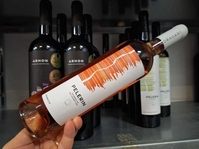 Răsfățul zilei: un Pinot Gris dintr-o serie super exclusivistă. Aromele sale evocă o grădină plină de parfumuri și o livadă luxuriantă de toamnă. Perfect alături de tartar de somon, risotto cu sparanghel sau delicii de mare la grătar. 1 vinul zilei un pinot gris in editie ultra limitata notele sale amintesc de o gradina aromata si o livada de sfarsit de vara savuros alaturi de tartar de somon risotto cu sparanghel sau fructe de m 68a023dc6c5e0
