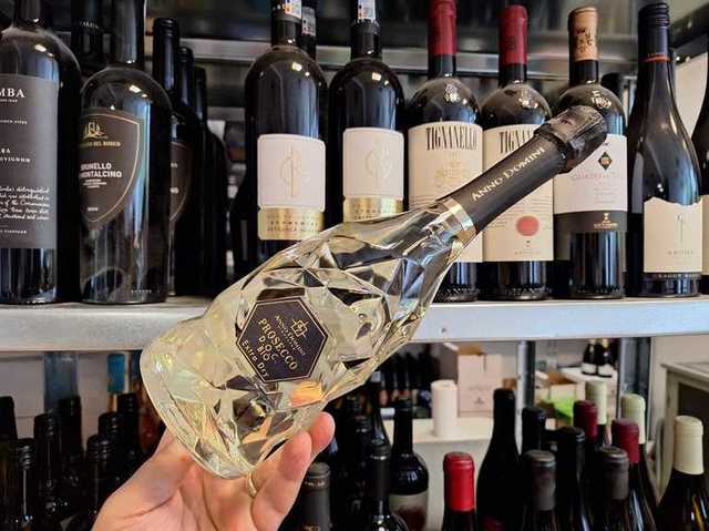 Descoperiți vinul momentului: un Prosecco bio și vegan, cu bule delicate și arome îmbietoare de pere coapte, piersici albe și flori de salcâm. Perfect pentru a fi savurat singur sau alături de pește, risotto cu legume sau carne albă! 1 vinul zilei un prosecco bio si vegan cu perlaj fin si note olfactive de pere coapte piersici albe si floare de salcam savurati l ca atare sau alaturi de peste risotto cu legume sau carne alba 68ad5160a2839