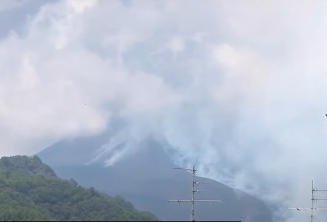Etna își revine în forță: Alertă de trafic aerian în urma erupției! 1 vulcanul etna erupe din nou a fost emisa o alerta pentru traficul aerian 68ad46c549996