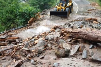 zeci de masini blocate pe transfagarasan in urma unei viituri 6894fa509c098