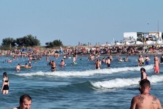 ziua marinei romane a umplut litoralul romanesc peste 150 000 de turisti in acest weekend iata cele mai solicitate statiuni 689f2d535a0af