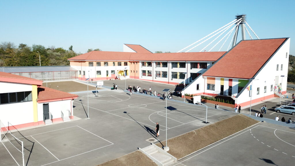 Educația, prioritate la Agigea: Primăria sprijină elevii, iar Școala „Ioan Borcea” are un nou director in persoana doamnei Oana Stuparu 2 DJI 02071