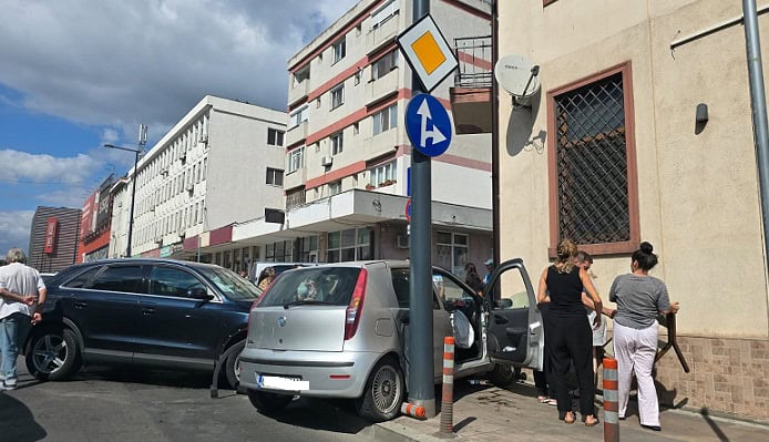 Coliziune în inima Constanței: Trei victime, inclusiv un copil, transportate de urgență la spital 1 accident rutier in centrul constantei trei persoane printre care si un copil au ajuns la spital 68cfdfac6ae6c