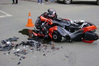 accident rutier intre un autoturism si o motocicleta in centrul statiunii costinesti 68c6ccf253170
