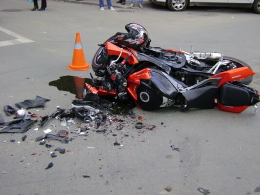 Coliziune spectaculoasă între mașină și motocicletă în inima stațiunii Costinești 1 accident rutier intre un autoturism si o motocicleta in centrul statiunii costinesti 68c6ccf253170