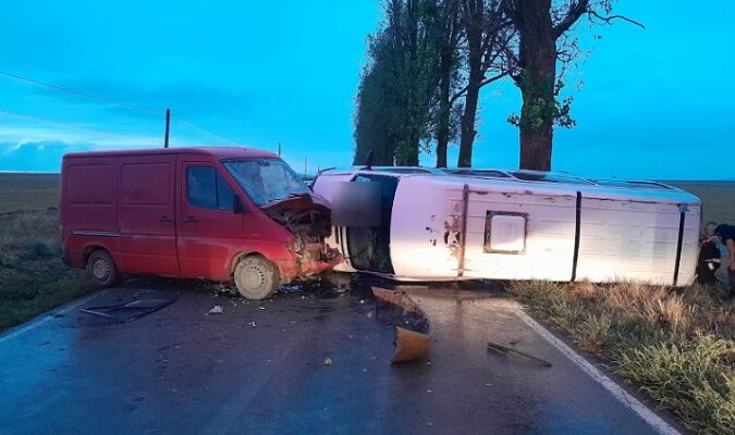 Coliziune pe drumul Tulcea-Agighiol: Șoferii, spitalizați după incident 1 accident rutier la iesire din municipiul tulcea catre agighiol ambii soferi transportati la spital 68c413caea7ca