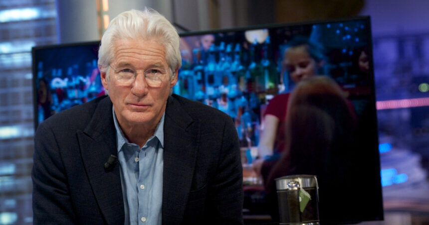 Richard Gere își expune furia față de Donald Trump: „Nu este vocea Americii. Subminează Constituția!” 1 actorul richard gere a lansat critici dure la adresa lui donald trump nu reprezinta america el distruge constitutia 68d24b4862a80