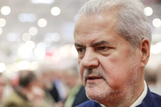 adrian nastase dupa ce vlad gheorghe a cerut retragerea beneficiilor fundatiei sale un oarecare pacalici 68bb047943dd8
