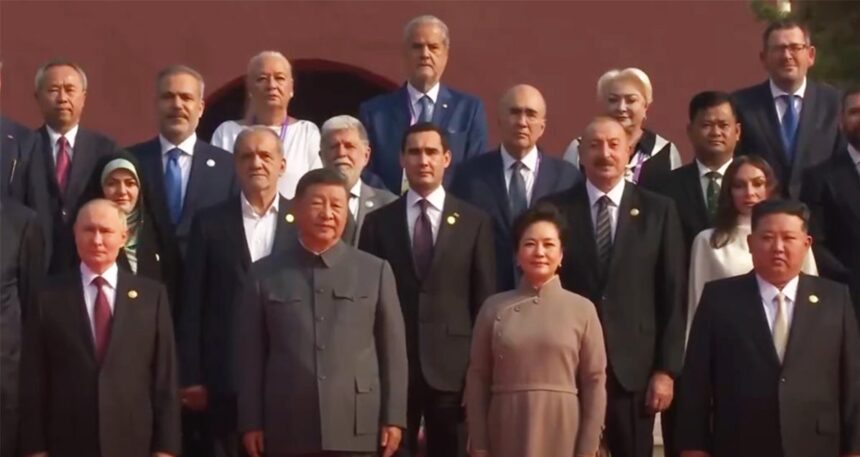 Adrian Năstase și Viorica Dăncilă, în compania lui Vladimir Putin, Kim Jong-un și Xi Jinping, la spectacolul militar din China 1 adrian nastase si viorica dancila alaturi de vladimir putin kim jong un si xi jinping la parada militara din china 68b7e56fcfccc