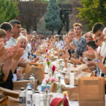 Alba Iulia stabilește un nou record mondial cu cea mai extinsă masă realizată din materiale reciclate, adunând peste 10.000 de oameni! 3 alba iulia intra in cartea recordurilor cu cea mai lunga masa din materiale reciclabile din lume peste 10 000 de participanti 68c689fb172cc