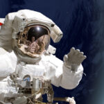 „Captivă între stele: O femeie își riscă averea pentru iubirea unui impostor care pretinde că e astronaut” 2 am nevoie de oxigen o femeie a pierdut mii de dolari dupa ce s a indragostit de un escroc ce s a dat drept astronaut aflat in spatiu 68b7c3213a96f