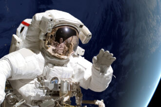 am nevoie de oxigen o femeie a pierdut mii de dolari dupa ce s a indragostit de un escroc ce s a dat drept astronaut aflat in spatiu 68b7c3213a96f