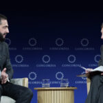 O întâlnire neobișnuită: Generalul american David Petraeus și fostul jihadist Ahmed al-Sharaa, pe aceeași scenă. 3 analiza o imagine suprarealista un general american si un fost jihadist pe aceeasi scena david petraeus l a intervievat pe ahmed al sharaa 68d3a43053186