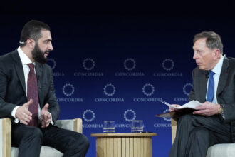 analiza o imagine suprarealista un general american si un fost jihadist pe aceeasi scena david petraeus l a intervievat pe ahmed al sharaa 68d3a43053186