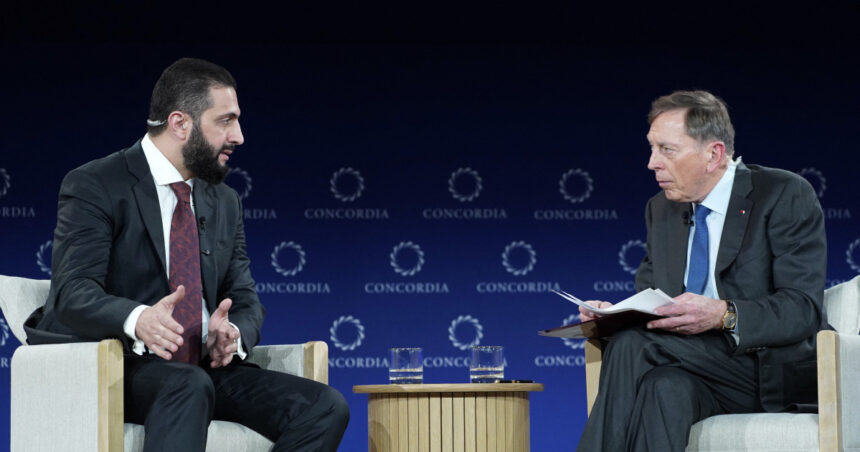 O întâlnire neobișnuită: Generalul american David Petraeus și fostul jihadist Ahmed al-Sharaa, pe aceeași scenă. 1 analiza o imagine suprarealista un general american si un fost jihadist pe aceeasi scena david petraeus l a intervievat pe ahmed al sharaa 68d3a43053186