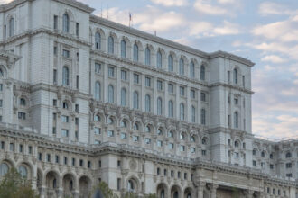 angajatii senatului vor sa dea jos antenele de pe parlament dupa ce sporul de conditii vatamatoare a fost taiat genereaza radiatii 68bef1d48f714