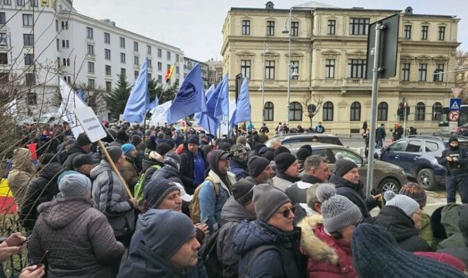 Astăzi, sindicaliștii de la Șantierul Naval Damen din Mangalia își fac auzită vocea în inima Capitalei! 1 astazi are loc in capitala protestul sindicalistilor de la santierul naval damen shipyards mangalia 68d3ad8399137