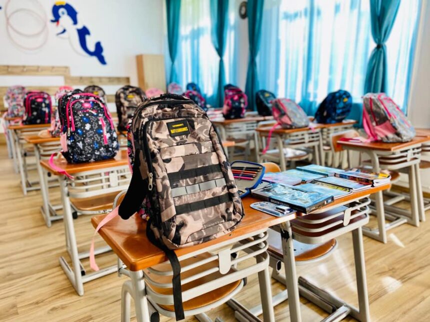 Sărbătorile strălucesc la Constanța, în ciuda austerității… dar elevii rămân fără uneltele necesare! 1 austeritatea nu taie iluminatul festiv de la constanta doar rechizitele elevilor 68b4db8084225
