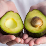 „Avocado pentru ei, iar noi ne zbatem pentru pufuleți: Răspunsul unui român la nemulțumirea ministrului Agriculturii” 3 avocado mananca ei noi n avem bani nici de pufuleti reactia unui roman la supararea ministrului agriculturii 68cd08e918e6c