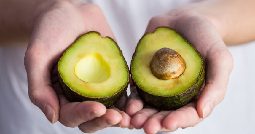 „Avocado pentru ei, iar noi ne zbatem pentru pufuleți: Răspunsul unui român la nemulțumirea ministrului Agriculturii” 1 avocado mananca ei noi n avem bani nici de pufuleti reactia unui roman la supararea ministrului agriculturii 68cd08e918e6c