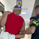 Bărbat reținut pe aeroportul Iași, condamnat la aproape 11 ani de detenție pentru utilizarea documentelor false, revenind din Marea Britanie. 3 barbat condamnat la aproape 11 ani de inchisoare prins pe aeroportul iasi avea acte false si se intorcea din marea britanie 68bc8715e75d7